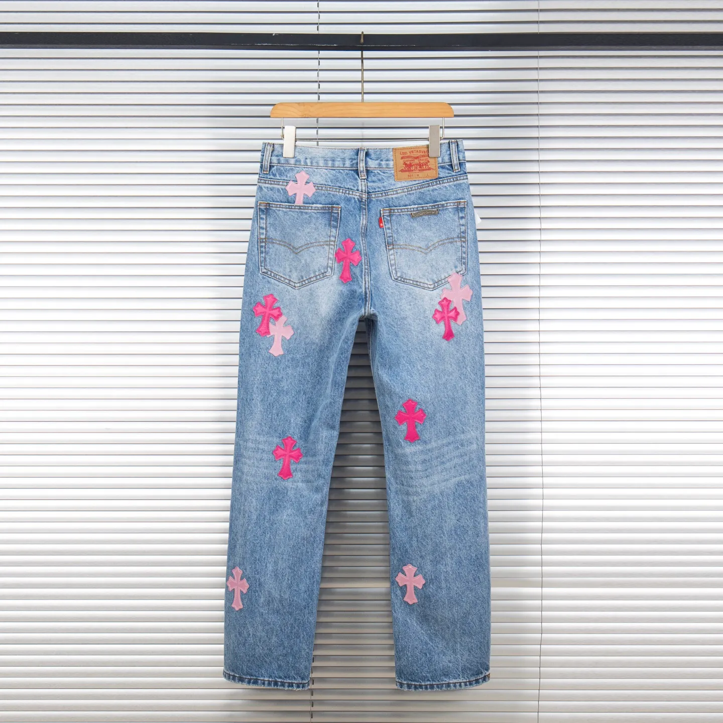 P260 (Higher version, evergreen version) Chrome Hearts 25FW CH blue trousers pink leather cross bamboo jeans. They adopt patchwork elements, mostly in the shape of a cross, with glitter on the leather surface. Unique design, simple and elegant details, exquisite workmanship, neat lines of the entire trousers, and perfect details! It’s also so cool that both men and women can easily control it. It’s a gender-neutral trendy up version. Style number: 1728 Color: blue pants and pink leather Size: 28 30 32 34 36